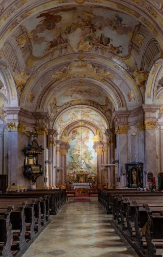 Mária Magdolna templom Zalaegerszeg templom belső teljes kép két padsor közül főoltárral a távolban - gal�ria