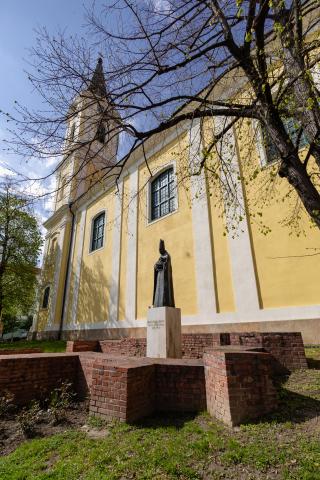 Mária Magdolna templom Zalaegerszeg Mindszenthy szobor a templom mellett - gal�ria