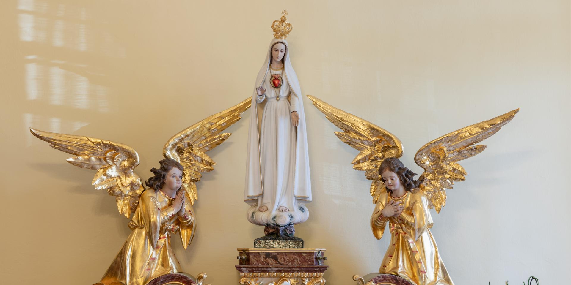 Szobrok �s olt�rok